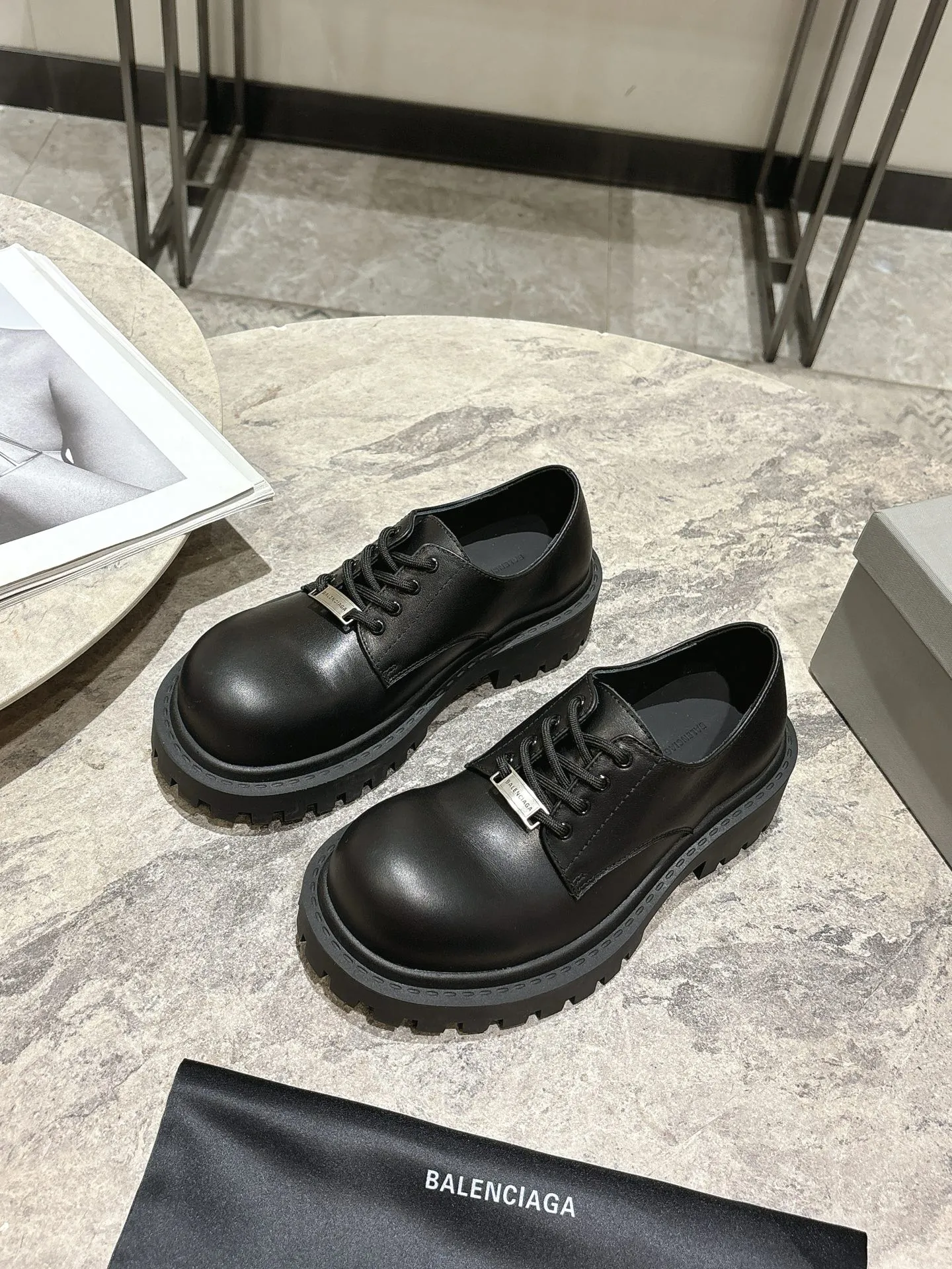 👟👟Ex-factory price 660👟👟 BALENCIAGA Balenciaga's new Stomper Derby big-toe derby shoes. This pair of shoes is simply a dark horse in this year's fashion circle. The exaggerated big-toe design makes people fall in love at first sight! 💖 When I first saw it, I was attracted by the big B logo. It’s so recognizable! Wear it, whether paired with skinny jeans or wide-leg pants, you can easily style it and look extremely fashionable! The double B decorative buckle is hand-inlaid with pure copper hardware. ▪Fabric: original full-grain cowhide. ▪Inner feet: water-dyed cowhide. ▪Sole: original rubber outsole.
